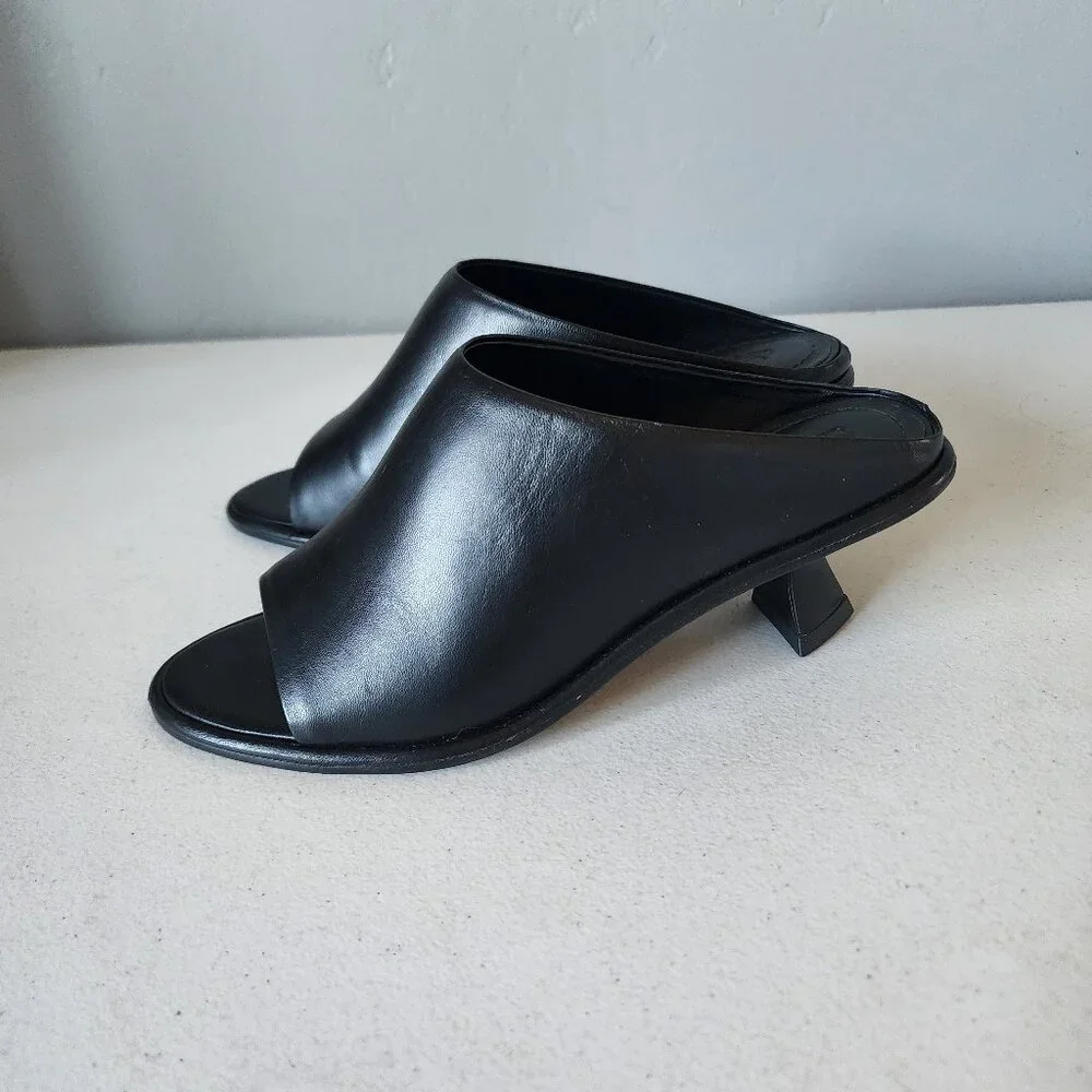 Mercedes Castillo Mule "EUC" - Picture 5 of 16